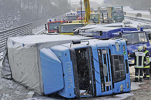 Dieser mit 40 Tonnen Waschmaschinen beladene  Laster kippte auf der A 8 um.