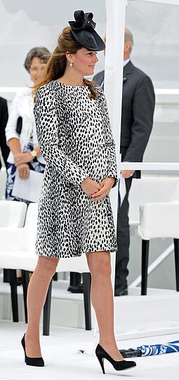Am 13. Juni tauft Kate das Schiff "Royal Princess", der Babybauch ist deutlich zu sehen. Es ist ihr letzter offizieller Solo-Auftritt vor der Geburt.