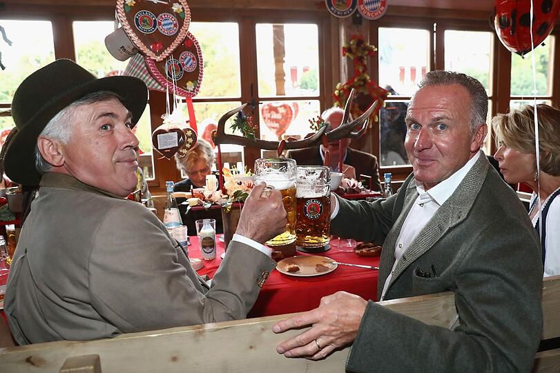 Carlo Ancelotti stößt mit Karl-Heinz Rummenigge an.