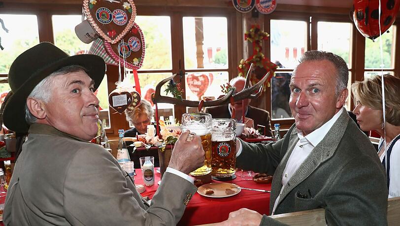 Carlo Ancelotti stößt mit Karl-Heinz Rummenigge an. Carlo Ancelotti stößt mit Karl-Heinz Rummenigge an.