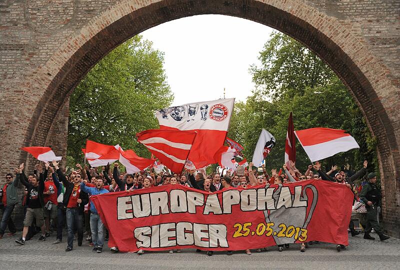 Bayern-Fans ziehen durch die Münchner Innenstadt. Die Bilder von der Jubel-Feier.