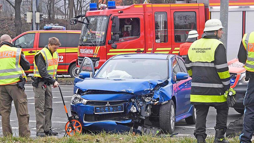 Bei einem heftigen Zusammenstoß eines Pflegedienstes mit einem Pkw auf der Kreuzung Chiemgaustraße/Rosenheimerstraße wurden drei Menschen verletzt.