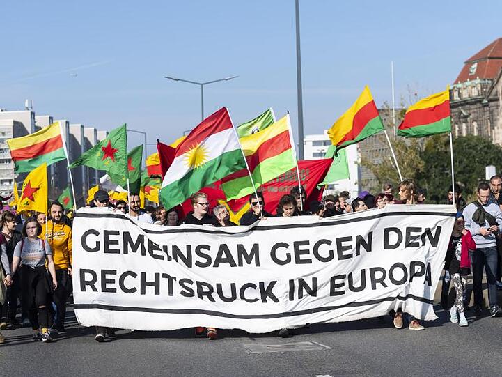 Teilnehmer protestieren "Gemeinsam gegen den Rechtsruck in Europa" und gegen die Dresdener Pegida-Bewegung.