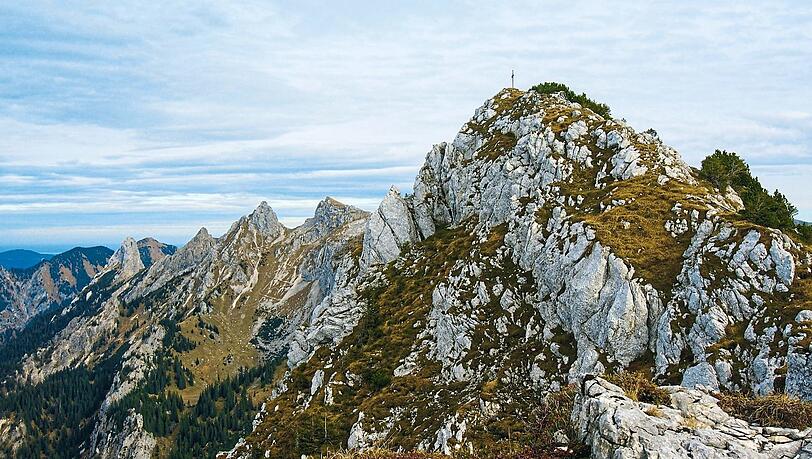 Herrliche Aussicht: Vom Gipfel des Hohen Straußbergs (r.) blickt man im Osten auf die Hochplattengruppe. Herrliche Aussicht: Vom Gipfel des Hohen Straußbergs (r.) blickt man im Osten auf die Hochplattengruppe.