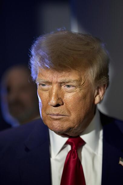 Seine Zollpolitik lässt die Aktienmärkte weltweit beben: US-Präsident Donald Trump spricht zu Reportern während des Fluges an Bord der Air Force One auf dem Weg nach Miami. Seine Zollpolitik lässt die Aktienmärkte weltweit beben: US-Präsident Donald Trump spricht zu Reportern während des Fluges an Bord der Air Force One auf dem Weg nach Miami.
