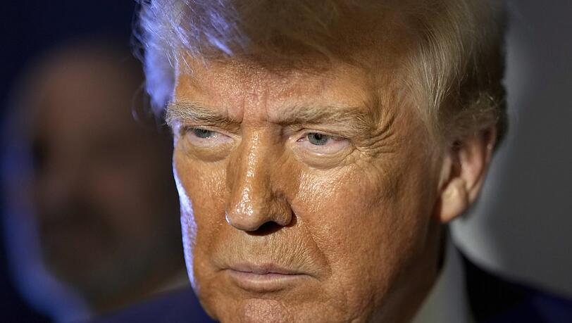 Seine Zollpolitik lässt die Aktienmärkte weltweit beben: US-Präsident Donald Trump spricht zu Reportern während des Fluges an Bord der Air Force One auf dem Weg nach Miami. Seine Zollpolitik lässt die Aktienmärkte weltweit beben: US-Präsident Donald Trump spricht zu Reportern während des Fluges an Bord der Air Force One auf dem Weg nach Miami.