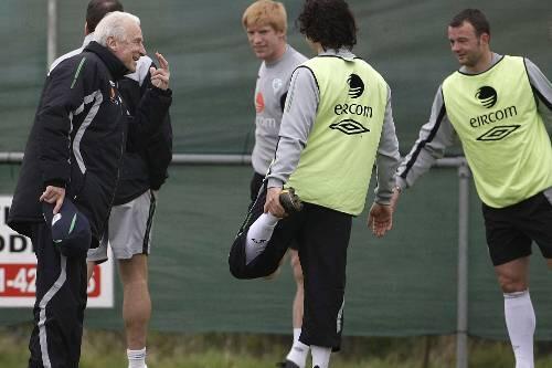 Spaß beim Training mit seinen Iren: Trainer Giovanni Trapattoni (l.).