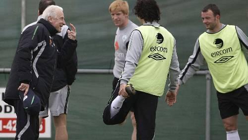 Spaß beim Training mit seinen Iren: Trainer Giovanni Trapattoni (l.).