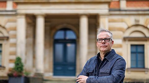 Marcus Lobbes, der Direktor der Akademie f&uuml;r Theater und Digitalit&auml;t in Dortmund, vor dem Festspielhaus.