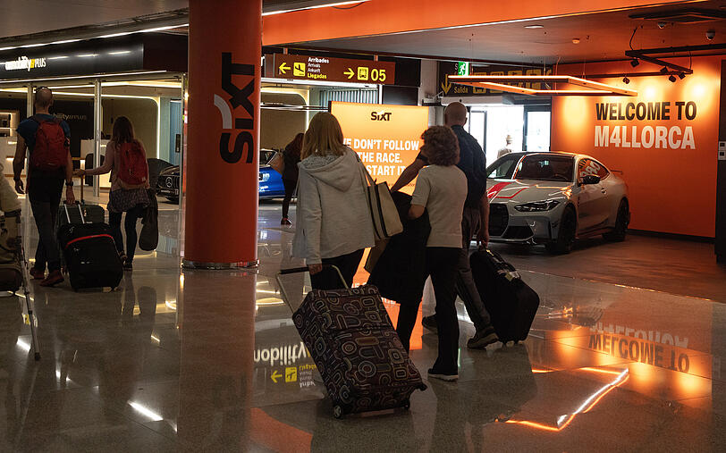 Ein Mietwagen der Firma Sixt auf Mallorca. Wer sich im geliehenen Auto nicht an die Verkehrsregeln hält, muss mit zusätzlichen Kosten rechnen. Ein Mietwagen der Firma Sixt auf Mallorca. Wer sich im geliehenen Auto nicht an die Verkehrsregeln hält, muss mit zusätzlichen Kosten rechnen.