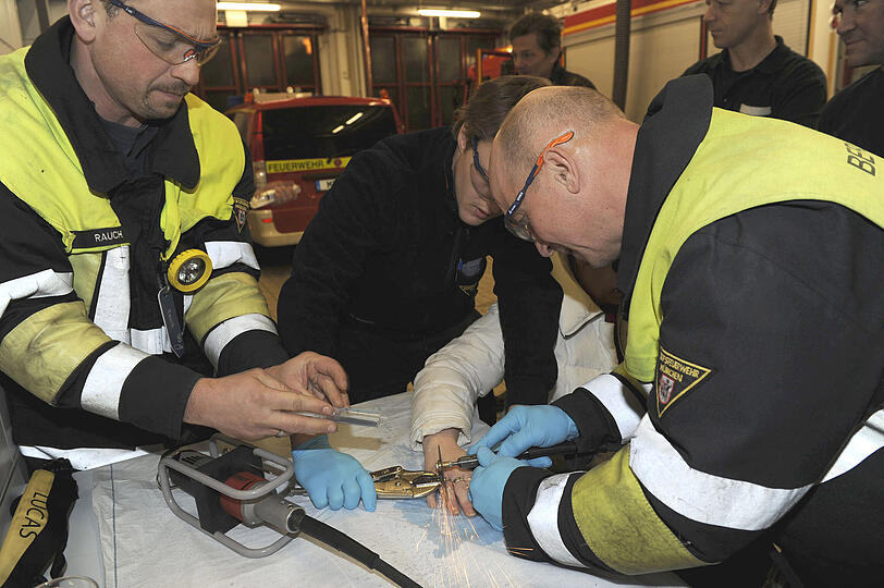 Mit einer "biegsamen Welle" - einem Multifunktionswekrzeug - befreite die Feuerwehr eine Frau von einem Ring, der ihr offenbar zu eng geworden war.