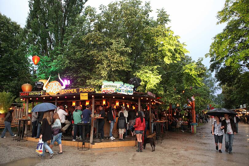 Münchens beliebtes Sommerfestival läuft wieder. Am Mittwoch wurde das Tollwood 2011 eröffnet. Impressionen von Tag 1.