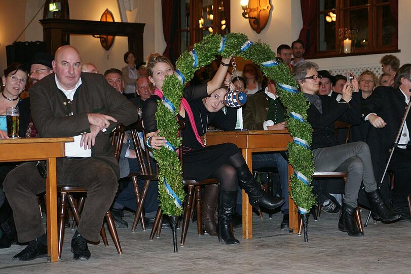 Am Donnerstag war mit der Generalprobe des Schäfflertanzes im Augustinerkeller der Startschuss für die Tanzsaison 2012 gegeben worden.