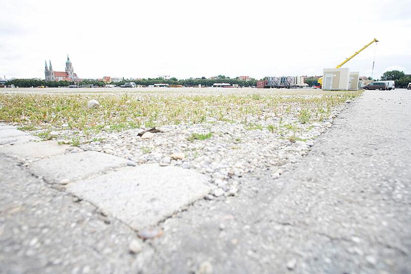 Auf der Theresienwiese haben die Bauarbeiter das Werkeln angefangen, damit in zwei Monaten wieder die größte Party der Welt steigen kann.
