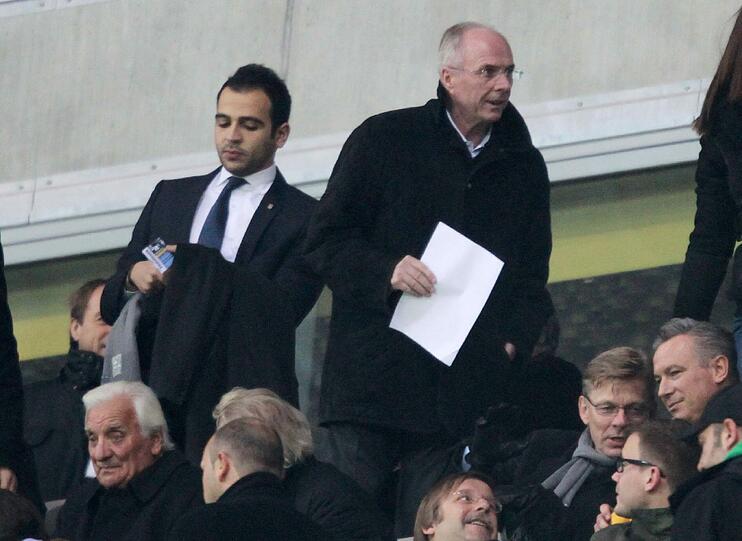 Sven-Göran Eriksson nimmt auf der Tribüne der Allianz Arena Platz, sieht das Spiel des TSV 1860 München gegen Paderborn