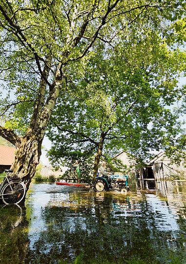 Fanatic-Teamfahrer Fabian Weber erkundet das Hochwasser in Diessen am Ammersee per Stand Up Paddeling
