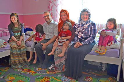 Mahmud Najm und seine Frau inmitten ihrer Mädchenschar: Masim (11), Hiba (4), Dalal (2), Nur (15) und Hagar (8, v. l.). Wegen Eigenbedarf wurde der Familie gekündigt &ndash; seit drei Jahren suchen sie bislang vergeblich einen Ersatz.