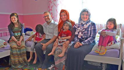 Mahmud Najm und seine Frau inmitten ihrer Mädchenschar: Masim (11), Hiba (4), Dalal (2), Nur (15) und Hagar (8, v. l.). Wegen Eigenbedarf wurde der Familie gekündigt – seit drei Jahren suchen sie bislang vergeblich einen Ersatz. Mahmud Najm und seine Frau inmitten ihrer Mädchenschar: Masim (11), Hiba (4), Dalal (2), Nur (15) und Hagar (8, v. l.). Wegen Eigenbedarf wurde der Familie gekündigt – seit drei Jahren suchen sie bislang vergeblich einen Ersatz.
