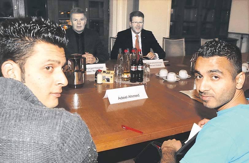 Münchens OB Dieter Reiter, Staatskanzlei-Chef Marcel Huber und Vertreter der Flüchtlinge im Gespräch.