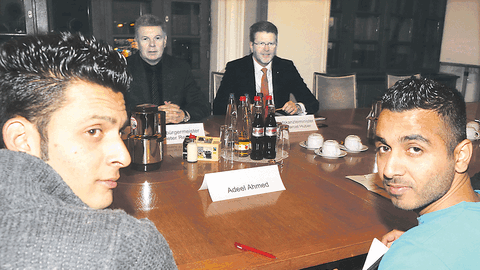 Münchens OB Dieter Reiter, Staatskanzlei-Chef Marcel Huber und Vertreter der Flüchtlinge im Gespräch.