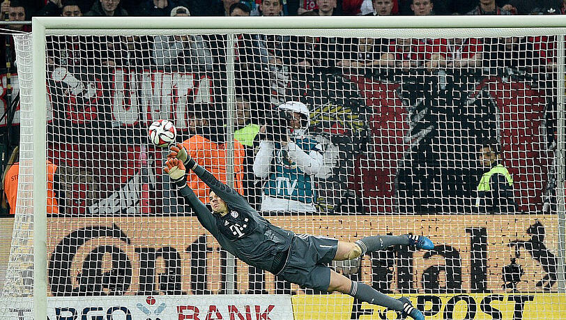 Gleich den ersten Schuss konnte Manuel Neuer im Elfmeterschießen parieren! Gleich den ersten Schuss konnte Manuel Neuer im Elfmeterschießen parieren!