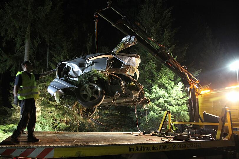 Durch die Wucht des Aufpralls wurde der Mercedes regelrecht zerfetzt. Der Fahrer starb in den Trümmern.