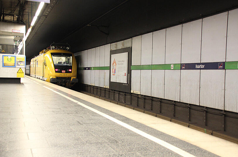 Der gelbe Turmtriebwagen fährt die gesamte Stammstrecke ab - Mitarbeiter überprüfen die Oberleitung nach weiteren Defekten.