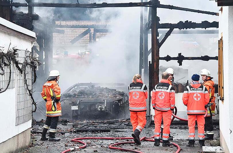 Bilder vom Bauernhof-Brand in Neufahrn bei Freising. Der Landwirt erlitt einen Herzinfarkt, als er den Brand bemerkte.