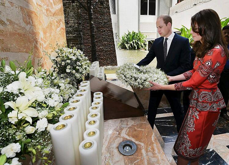 Prinz William und seine Frau Kate haben am ersten Tag ihrer Indien-Reise das berühmte Taj Mahal Palace Hotel besucht.