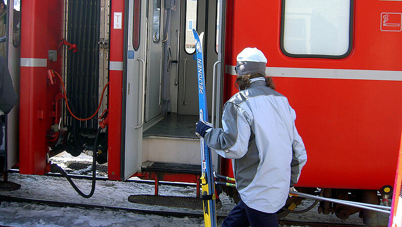 Immer mehr Winterurlauber lassen das Auto in der Garage und fahren mit dem Zug in die Berge. Immer mehr Winterurlauber lassen das Auto in der Garage und fahren mit dem Zug in die Berge.