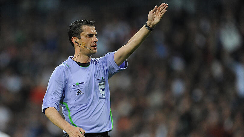 Viktor Kassai am 25. April 2012 bei der CL-Begegnung zwischen Real Madrid und dem FC Bayern im Estadio Santiago Bernabeu.
