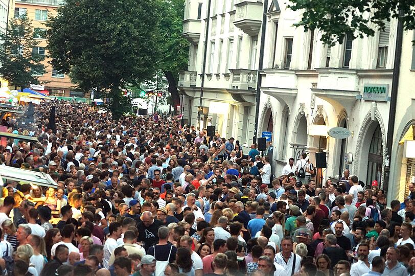... riesiger Andrang beim Hans-Sachs-Straßenfest...