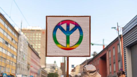 Auf den Demonstrationen gegen die Corona-Politik versammeln sich Reichsbürger, Esoteriker und Querdenker.