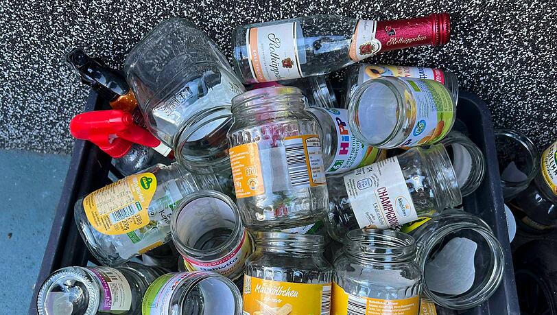 Einwegflaschen und -gläser gehören in den Altglascontainer. Die Deckel kann man vor dem Einwerfen entfernen, muss man aber nicht. Einwegflaschen und -gläser gehören in den Altglascontainer. Die Deckel kann man vor dem Einwerfen entfernen, muss man aber nicht.