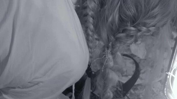 Im Haar von Nicole Belstler-Boettcher hat sich ein XXL-Insekt eingenistet.