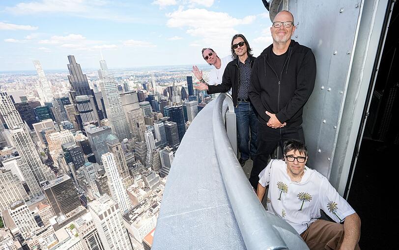 Rivers Cuomo (unten) und seine Band Weezer melden sich nach vierjähriger Kreativpause mit neuer Musik zurück. Ihr gerade veröffentlichtes 20. Album heißt, mal wieder, "Weezer". Rivers Cuomo (unten) und seine Band Weezer melden sich nach vierjähriger Kreativpause mit neuer Musik zurück. Ihr gerade veröffentlichtes 20. Album heißt, mal wieder, "Weezer".