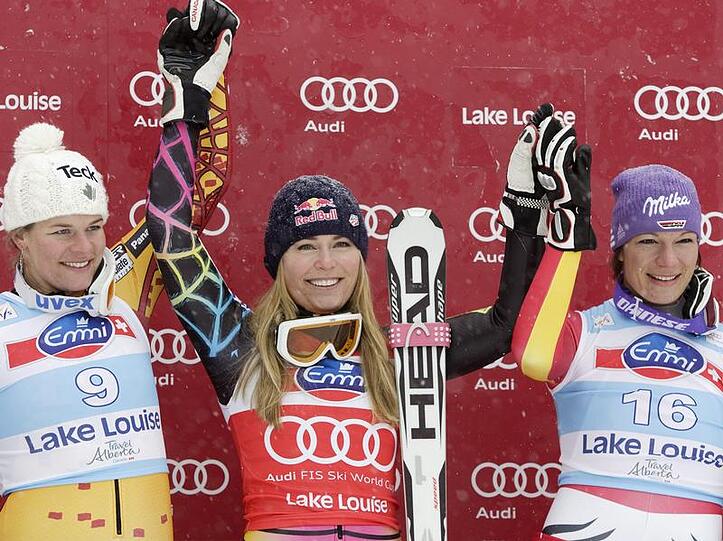 Maria Riesch (r) steht neben Lindsey Vonn (m) und Emily Brydon auf dem Podest.