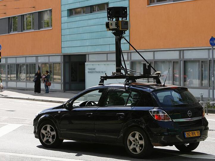 Ein Auto mit Kameraaufbau für den internet-Service Google street View