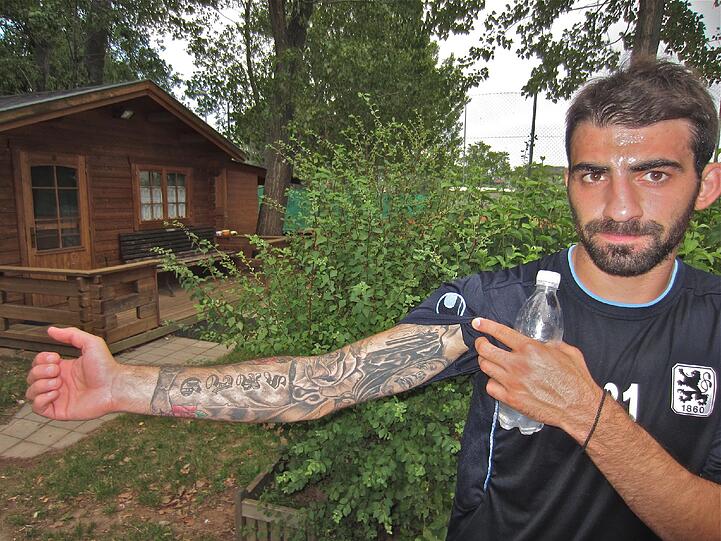 Aktuell sieht man auf seinem Arm ein Gesicht der Heiligen Maria, eine rote und eine dunkle Rose, dazu die Anfangsbuchstaben der Namen seiner Familie. G für Grigoris, A für seinen Bruder Alex, B für Vater Bill und ein S für Mutter Seife.