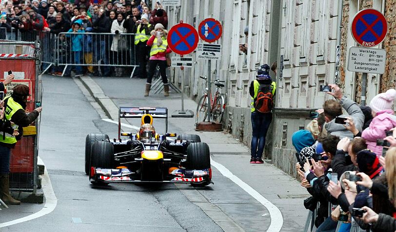 Große Siegesfeier für Sebastian Vettel in Graz: 30.000 Fans feiern den dreimaligen Titelträger, der er in seinem Red Bull einige Runden durch das alte Zentrum der österreichischen Stadt drehte.