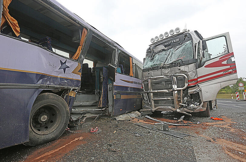 Horror-Unfall in Unterfranken: Ein Sattelzug hat einen Bus mit Kindern und Jugendlichen gerammt - Bilder von der Unfallstelle