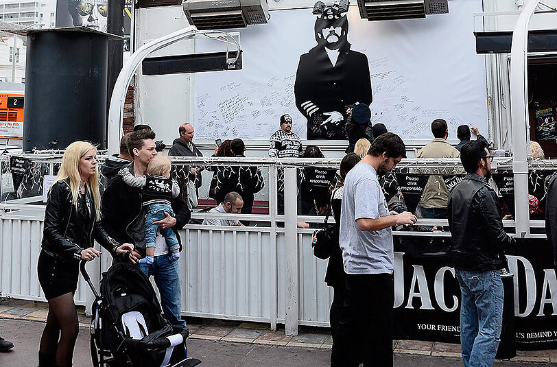Motörhead-Fans nehmen vor Lemmys Stammkneipe "Rainbow Bar and Grill" Abschied von der Rock-Legende.