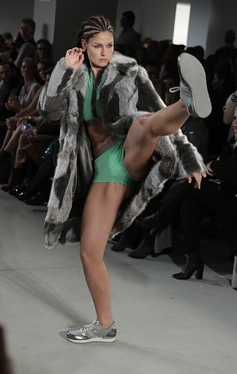 Ein Tritt kostenfrei - Kickbox-Weltmeisterin Marie Lang bei der Show von Riani bei der Berliner Fashion Week.