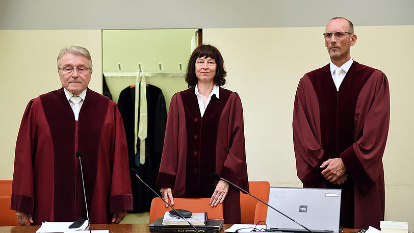 Bundesanwalt Herbert Diemer, Oberstaatsanwältin Anette Greger und Bundesanwalt Jochen Weingarten im Gerichtssaal im Oberlandesgericht in München.
