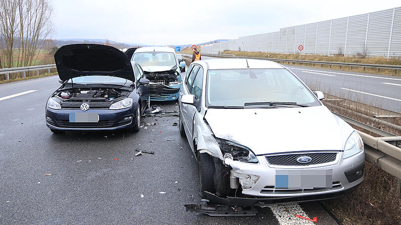 Bei der Massenkarambolage auf der A73 verletzten sich 18 Personen. Die Bilder von der Unfallstelle bei Breitengüßbach zum Durchklicken.