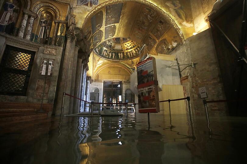Im Inneren des Markusdom steht das Wasser 70 cm hoch.