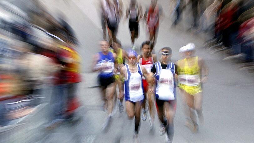 Zur Überzeugung zeigte der Betrüger ein Foto von sich bei einem Marathon (Symbolbild).