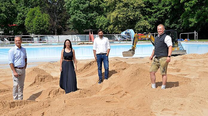 Von links: Werner Albrecht, SWM Geschäftsführer Personal, Immobilien, Bäder mit Nicole Gargitter für die SWM Bäderleitung und Patrick Diesing sowie Felix Lechner vom Kooperationspartner Münchner Stadtmedien GmbH.