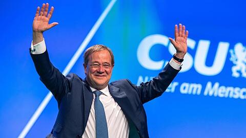Unions-Kanzlerkandidat Armin Laschet (CDU) wird beim CSU-Parteitag in Nürnberg mit viel Applaus empfangen.