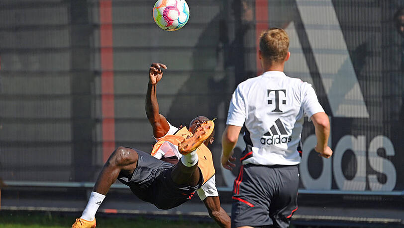 Fallrückzieher-Show im Training: Mané akrobatisch. Fallrückzieher-Show im Training: Mané akrobatisch.
